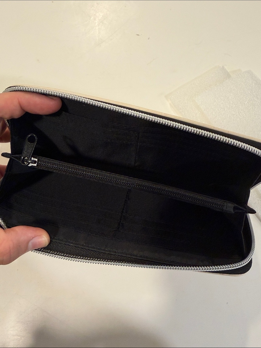 Hogwarts Cream Zip Wallet with Red Seal Accent - Picture 3 of 3